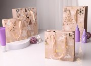 Božićna papirna poklon-kesa 150x60x145 mm sa ručkom od trake – 12 komada, različiti dezeni-dimenzije_slike