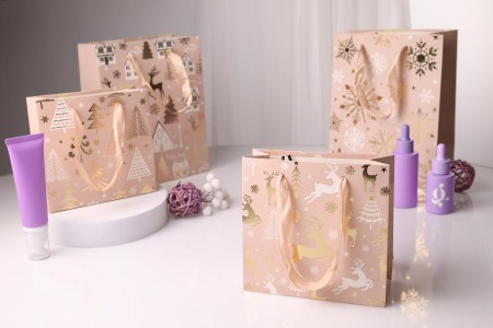 Božićna papirna poklon-kesa 150x60x145 mm sa ručkom od trake – 12 komada, različiti dezeni-dimenzije_slike