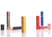Staklena bočica za parfem sa sprejom od 10 ml unutar aluminijumskog kućišta, dostupna u različitim bojama.-grupa_slika
