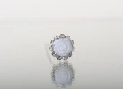 Dekorativna metalna ukosnica sa perlicom i kamenčićima, u obliku ruže (širina 14 mm) - 20 kom-