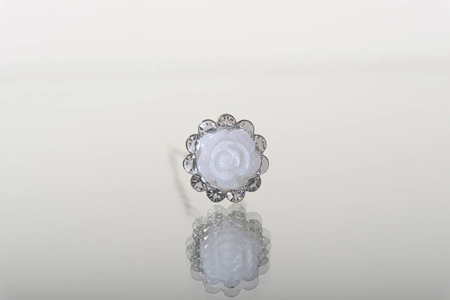 Dekorativna metalna ukosnica sa perlicom i kamenčićima, u obliku ruže (širina 14 mm) - 20 kom-