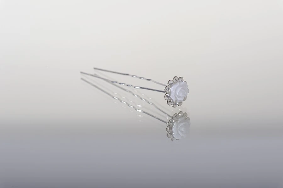 Dekorativna metalna ukosnica sa perlicom i kamenčićima, u obliku ruže (širina 14 mm) - 20 kom-grupa_slika