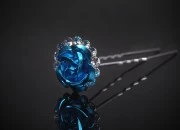 Dekorativna metalna ukosnica sa kamenčićima, u obliku ruže (širina 18 mm) - 20 kom Dekorativna metalna ukosnica sa kamenčićima, u obliku ruže (širina 18 mm) - 20 kom