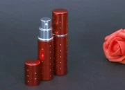 Staklena bočica 10mL sa sprejom u aluminijumskoj futroli u više boja, sa štrasom Staklena bočica 10mL sa sprejom u aluminijumskoj futroli u više boja, sa štrasom