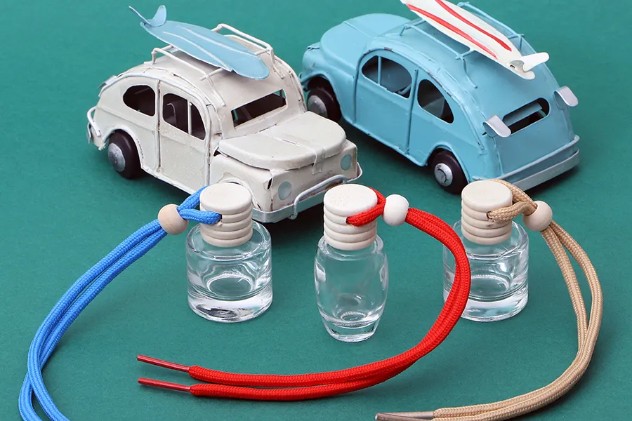 Bočica za osveživač automobila 10mL, cilindrična sa plastičnim čepom, drvenim zatvaračem i zakačkom - 25 kom Bočica za osveživač automobila 10mL, cilindrična sa plastičnim čepom, drvenim zatvaračem i zakačkom - 25 kom