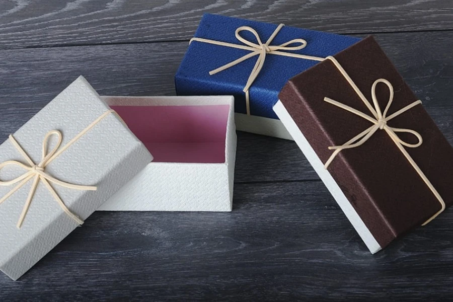 Kartonska kutijica za poklon 150x90x55mm, sa antilop tračicama, više boja - 6 kom-