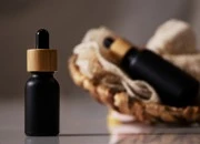 Staklena crna bočica od peskiranog stakla za etarska ulja 30mL, sa grlom PP18
