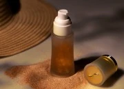 Staklena bočica od peskiranog stakla 50mL, za kreme sa pumpicom i zlatnim zatvaračem Staklena bočica od peskiranog stakla 50mL, za kreme sa pumpicom i zlatnim zatvaračem