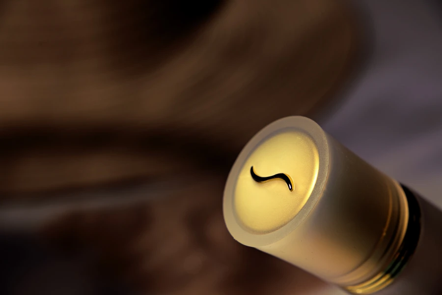 Staklena bočica od peskiranog stakla 50mL, za kreme sa pumpicom i zlatnim zatvaračem Staklena bočica od peskiranog stakla 50mL, za kreme sa pumpicom i zlatnim zatvaračem