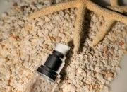 Airless akrilna bočica 30mL za kreme sa aluminijumskom osnovom i zatvaračem u 2 boje Airless akrilna bočica 30mL za kreme sa aluminijumskom osnovom i zatvaračem u 2 boje