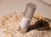 Airless plastična bela bočica 30mL za kreme sa aluminijumskom osnovom i zatvaračem u MAT srebrnoj boji Airless plastična bela bočica 30mL za kreme sa aluminijumskom osnovom i zatvaračem u MAT srebrnoj boji
