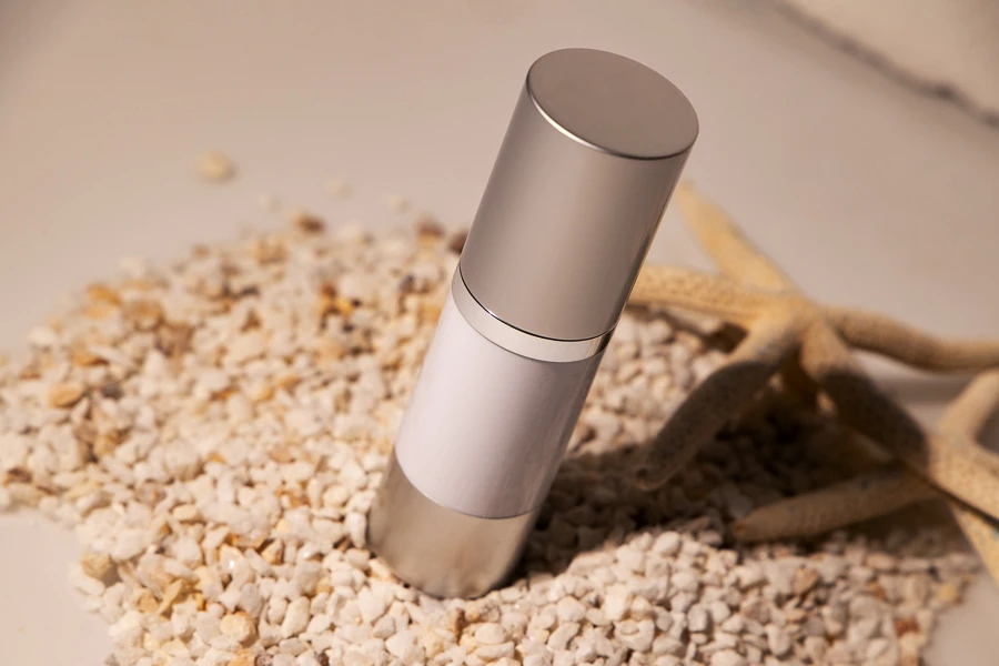 Airless plastična bela bočica 30mL za kreme sa aluminijumskom osnovom i zatvaračem u MAT srebrnoj boji Airless plastična bela bočica 30mL za kreme sa aluminijumskom osnovom i zatvaračem u MAT srebrnoj boji