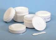 Plastična (PP) bela kutija 200mL sa zatvaračem, spatulom i plastičnim međupoklopcem - 12 kom Plastična (PP) bela kutija 200mL sa zatvaračem, spatulom i plastičnim međupoklopcem - 12 kom