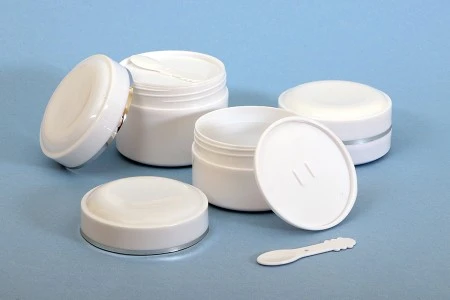Plastična (PP) bela kutija 100mL sa zatvaračem, spatulom i plastičnim međupoklopcem - 12 kom-5