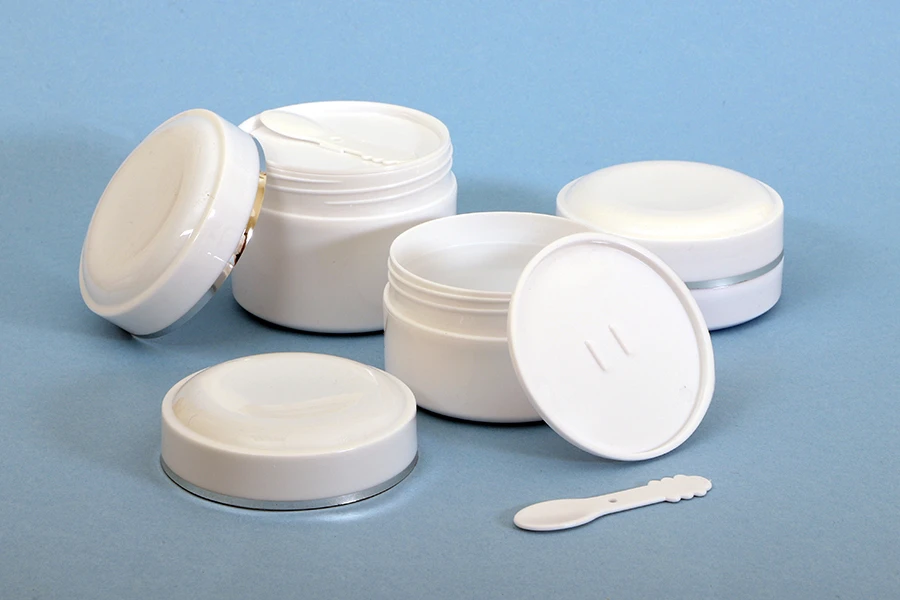 Plastična (PP) bela kutija 200mL sa zatvaračem, spatulom i plastičnim međupoklopcem - 12 kom Plastična (PP) bela kutija 200mL sa zatvaračem, spatulom i plastičnim međupoklopcem - 12 kom