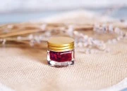 Staklena šestougaona providna teglica 15mL, sa zlatnim aluminijumskim poklopcem sa zaptivkom Staklena šestougaona providna teglica 15mL, sa zlatnim aluminijumskim poklopcem sa zaptivkom