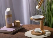 Drveni osveživač prostora sa keramičkom posudom za aromatične voskove ili ulja i sa keramičkom kašičicom za svećicu-grupa_slika