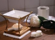 Metalni osveživač prostora sa drvenom osnovom, keramičkom kašikom i posudom za voskove i ulja-grupa_slika