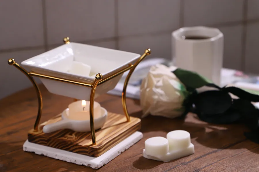 Metalni osveživač prostora sa drvenom osnovom, keramičkom kašikom i posudom za voskove i ulja-grupa_slika