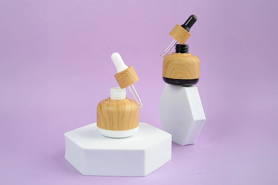 Staklena bočica 30mL sa pipetom i plastičnom oblogom u dezenu drveta-grupa_slika