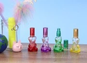 Staklena bočica 10mL u obliku mede, sa sprejom i zatvaračem Staklena bočica 10mL u obliku mede, sa sprejom i zatvaračem