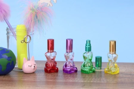 Staklena bočica 10mL u obliku mede, sa sprejom i zatvaračem-5