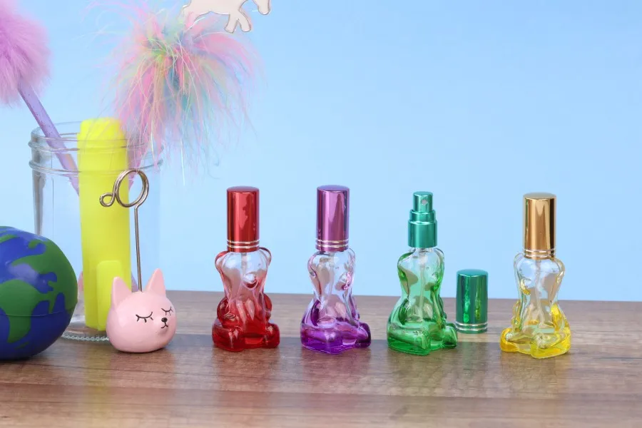 Staklena bočica 10mL u obliku mede, sa sprejom i zatvaračem Staklena bočica 10mL u obliku mede, sa sprejom i zatvaračem