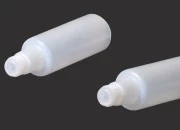 Plastična poluprovidna flašica od 100mL, sa ravnom kapalicom i zatvaračem u dve boje Plastična poluprovidna flašica od 100mL, sa ravnom kapalicom i zatvaračem u dve boje