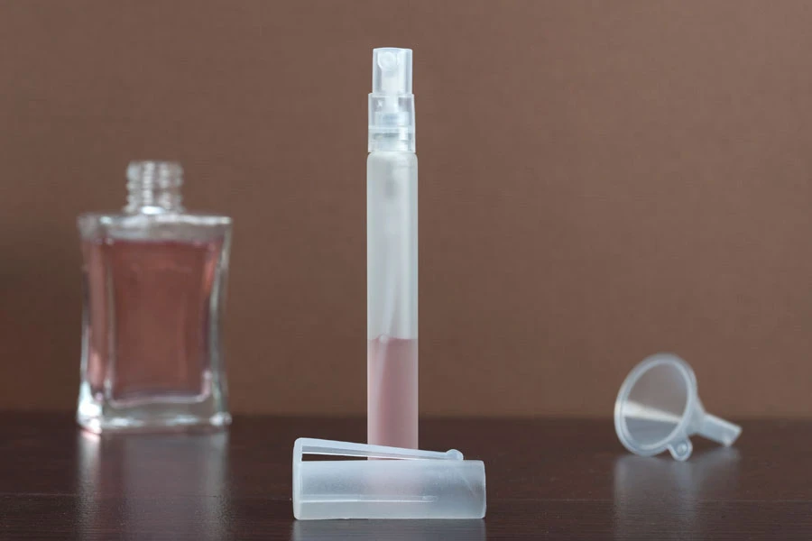 Staklena bočica 8mL, sa sprejom za parfeme-grupa_slika