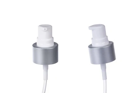 Aluminijumska srebrna pumpica PP24 za kreme i etarska ulja sa srebrnom linijom na zatvaraču-4