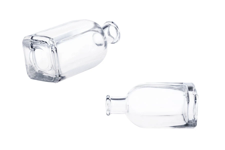 Staklena četvrtasta bočica 100mL Staklena četvrtasta bočica 100mL