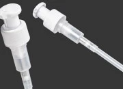 Plastična bela pumpica PP24 za kreme sa providnim zatvaračem sa srebrnom linijom