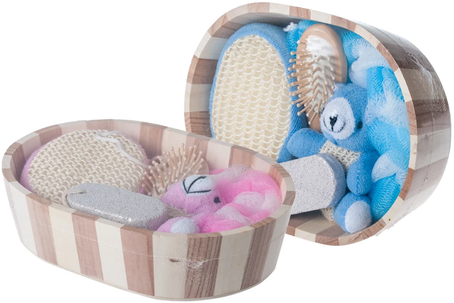 Poklon set - pribor za kupatilo u drvenoj korpi Poklon set - pribor za kupatilo u drvenoj korpi