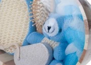 Poklon set - pribor za kupatilo u drvenoj korpi Poklon set - pribor za kupatilo u drvenoj korpi