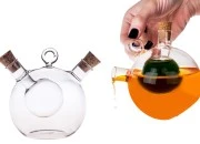 Staklena okrugla dvostruka flaša 414mL, sa dva čepa od plute. Ručno izrađena od duvanog stakla