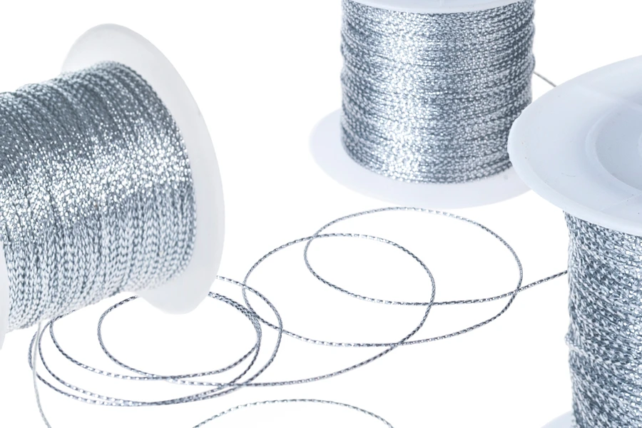 Ukrasni kanap širine 1mm, zlatni/srebrni (1 komad je 100m) Ukrasni kanap širine 1mm, zlatni/srebrni (1 komad je 100m)-