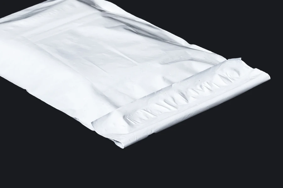 Plastična bela PE kesa 200x350mm sa samolepljivim zatvaranjem, za slanje poštom - 100 kom Plastična bela PE kesa 200x350mm sa samolepljivim zatvaranjem, za slanje poštom - 100 kom