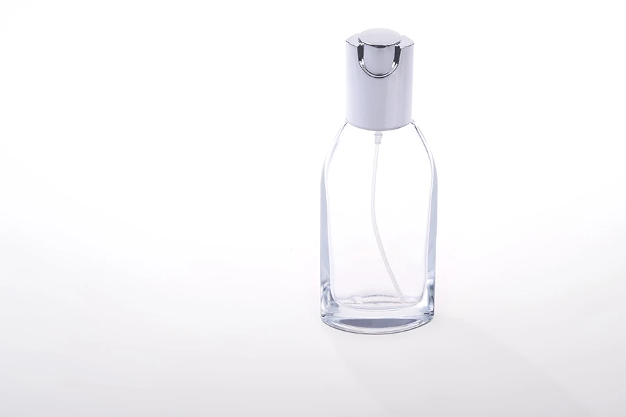 Staklena flašica 45mL sa aluminijumskim srebrnim sprejom i zatvaračem Staklena flašica 45mL sa aluminijumskim srebrnim sprejom i zatvaračem