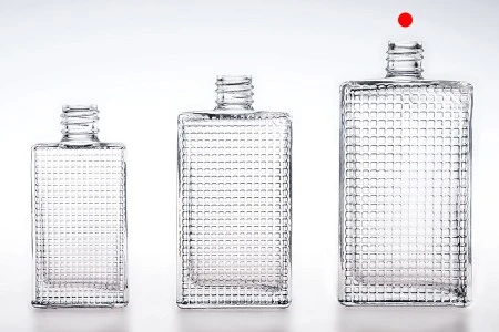 Staklena četvrtasta bočica sa reljefom 90mL za parfem, 18/415-8