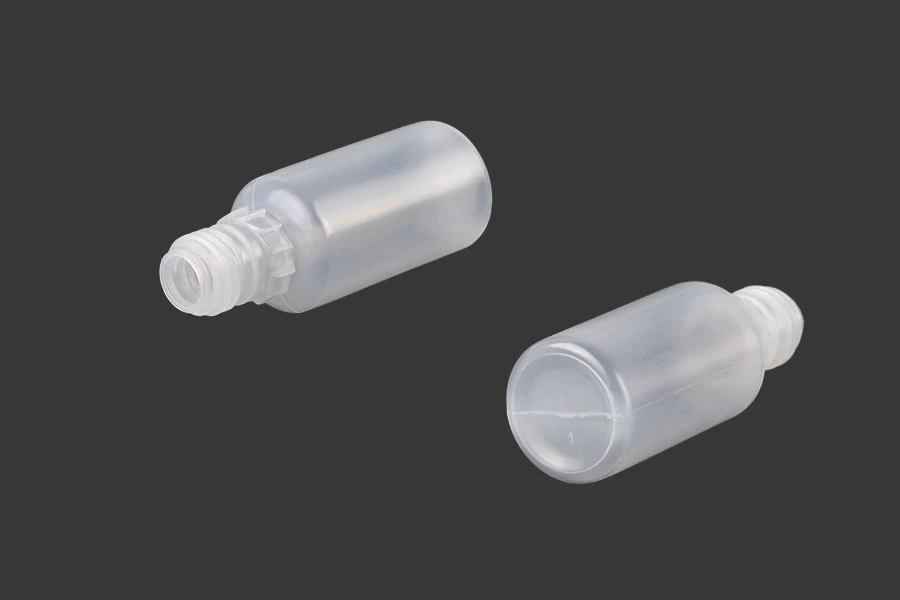 Plastična poluprovidna flašica 15mL sa crnim plastičnim zatvaračem CRC i plastičnom kapalicom, za elektronske cigarete - 50 kom Plastična poluprovidna flašica 15mL sa crnim plastičnim zatvaračem CRC i plastičnom kapalicom, za elektronske cigarete - 50 kom