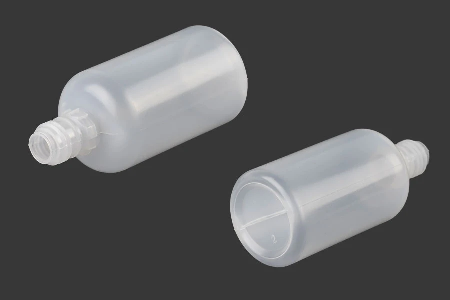 Plastična poluprovidna flašica 50mL sa crnim plastičnim zatvaračem CRC i plastičnom kapalicom, za elektronske cigarete - 50 kom Plastična poluprovidna flašica 50mL sa crnim plastičnim zatvaračem CRC i plastičnom kapalicom, za elektronske cigarete - 50 kom