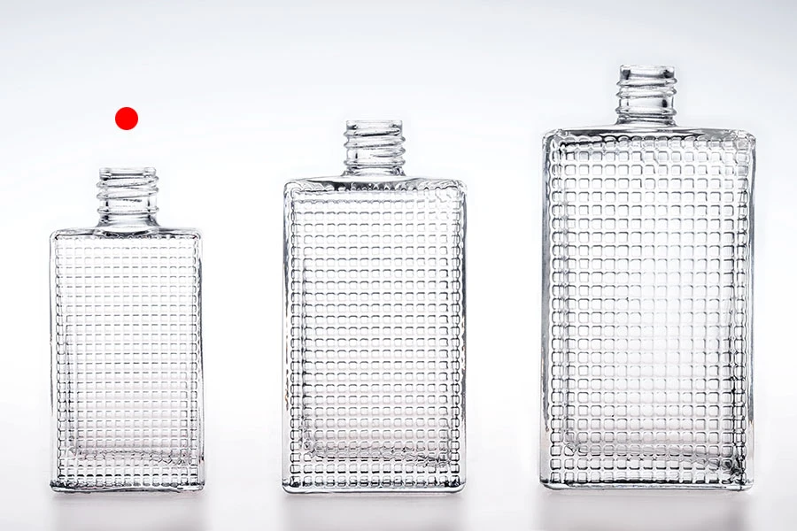 Četvrtasta bočica za parfeme 30mL sa reljefom (18/415) Četvrtasta bočica za parfeme 30mL sa reljefom (18/415)