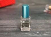 Staklena četvrtasta flašica 18/415 za parfeme 30mL - (minimalna porudžbina 1 kutija) Staklena četvrtasta flašica 18/415 za parfeme 30mL - (minimalna porudžbina 1 kutija)