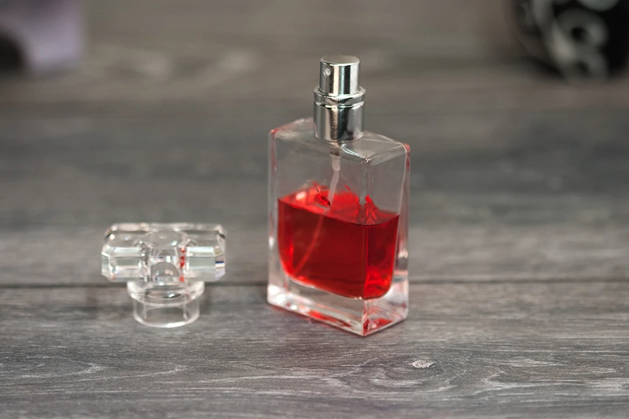 Staklena bočica za parfeme 30mL sa zatvaračem i sprejom (PP 15) Staklena bočica za parfeme 30mL sa zatvaračem i sprejom (PP 15)
