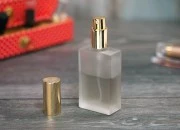 Staklena četvrtasta bočica od peskiranog stakla za parfeme 60mL (18/415)