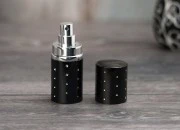 Staklena bočica 50mL sa sprejom u aluminijumskoj futroli u više boja, sa štrasom Staklena bočica 50mL sa sprejom u aluminijumskoj futroli u više boja, sa štrasom