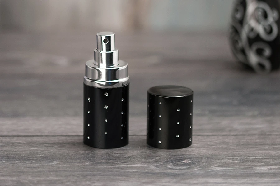 Staklena bočica 50mL sa sprejom u aluminijumskoj futroli u više boja, sa štrasom Staklena bočica 50mL sa sprejom u aluminijumskoj futroli u više boja, sa štrasom