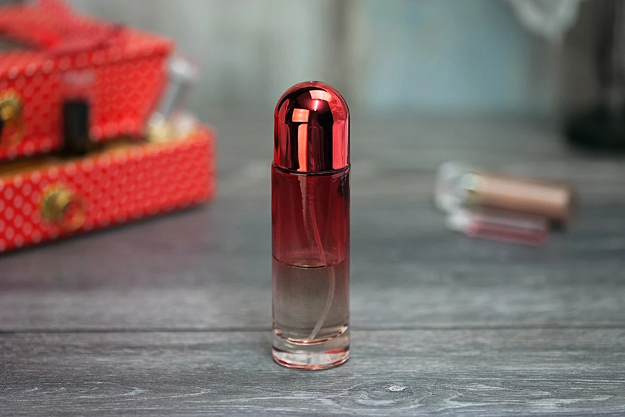Staklene flašice za parfeme 30mL, sa sprejom i zatvaračem, u više boja Staklene flašice za parfeme 30mL, sa sprejom i zatvaračem, u više boja