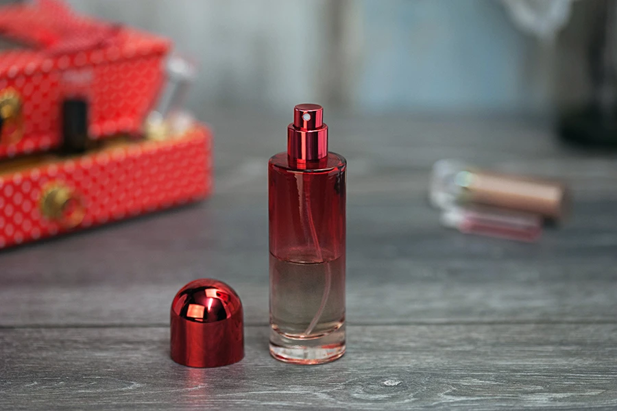Staklene flašice za parfeme 30mL, sa sprejom i zatvaračem, u više boja Staklene flašice za parfeme 30mL, sa sprejom i zatvaračem, u više boja
