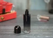 Staklene flašice za parfeme 30mL, sa sprejom i zatvaračem, u više boja Staklene flašice za parfeme 30mL, sa sprejom i zatvaračem, u više boja